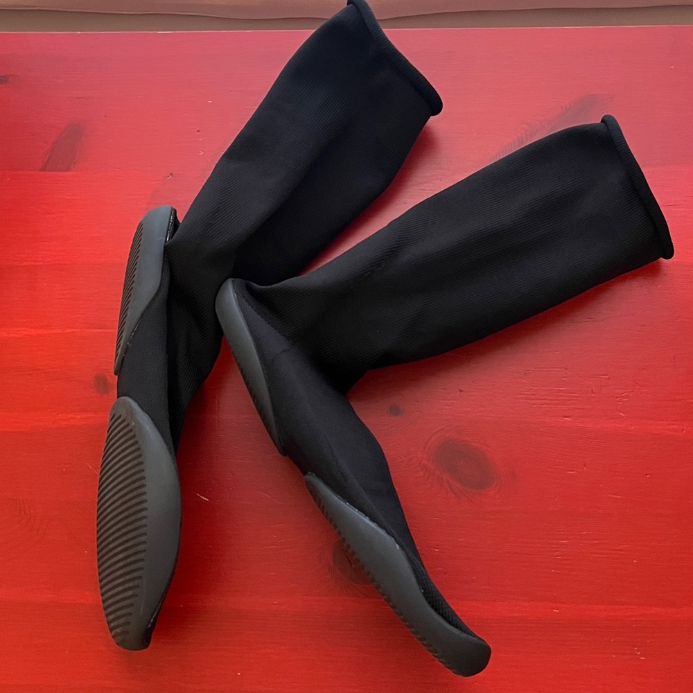 Yeezy Pods with Dustbag Size 2